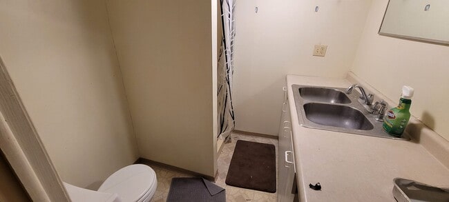 Building Photo - Recently Renovated, Garage and Fenced In B...
