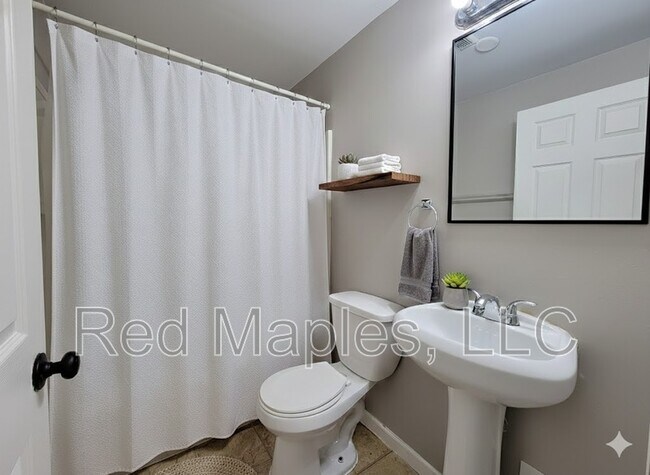 Building Photo - 321-325 Iron St