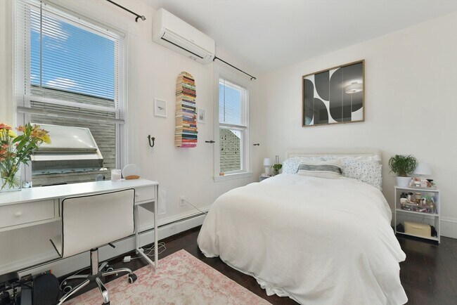 Building Photo - 530-532-532 E 6th St