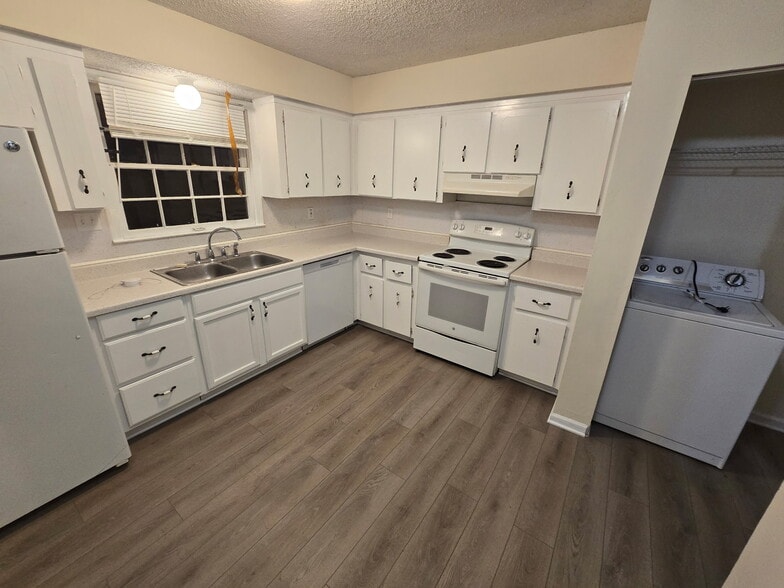 Building Photo - 2110 Kings Gate Cir