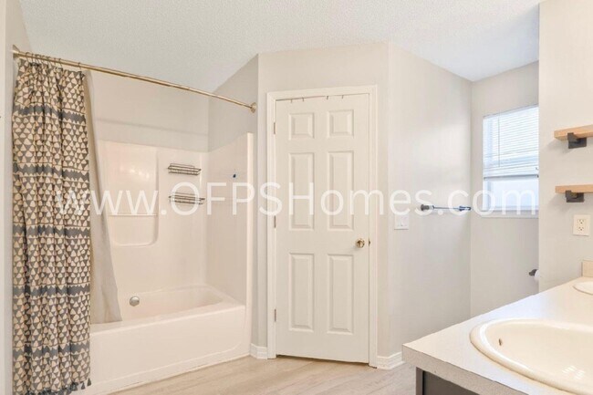 Building Photo - 405 Bobby Dr