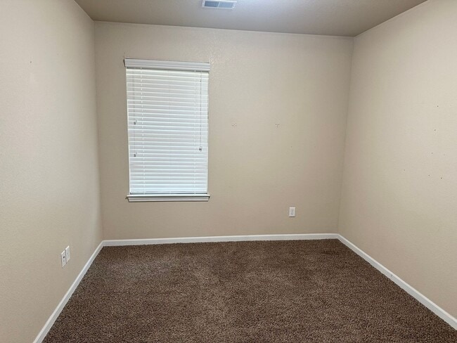 Building Photo - 1517 NE Erin Ct