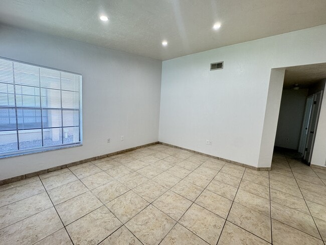 Building Photo - 387 Acorn Ln
