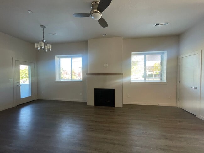 Building Photo - Beautiful 2bd/2bth Located at Meadowbrook ...