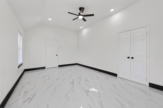 Building Photo - 10703 White Bridge Ln