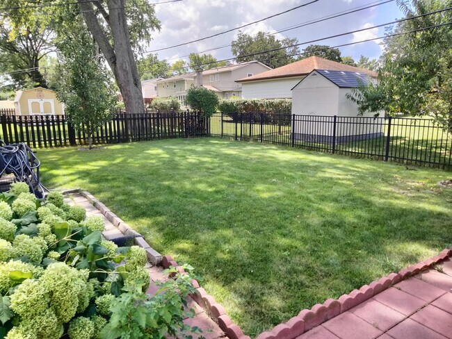 Building Photo - 904 S Edward St