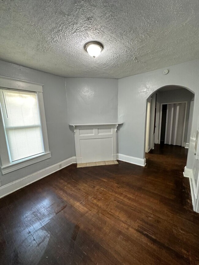 Building Photo - Fully Renovated 2/1 Single Family Ready to Move In!!!