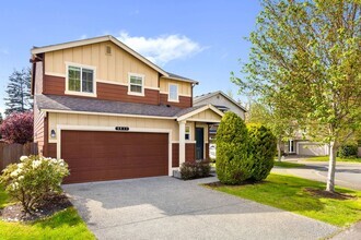 Building Photo - Centrally located 3 Bed/2-1/2 Bath Kenmore...