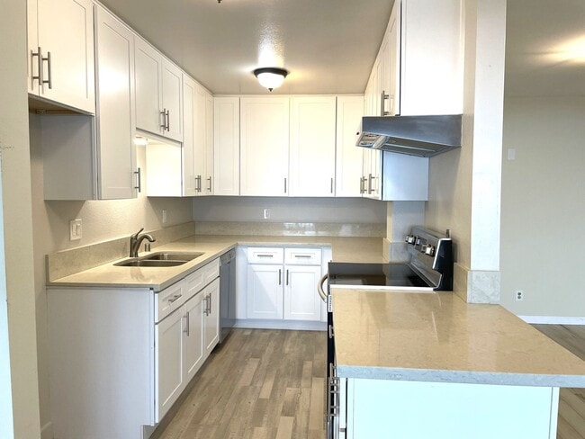 Building Photo - Ocean view updated 2 bed, 2 bath  condo in...