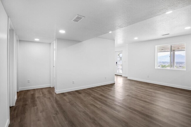 Building Photo - 2464 N Fernleaf Dr - 2646 Fern Leaf (Basement