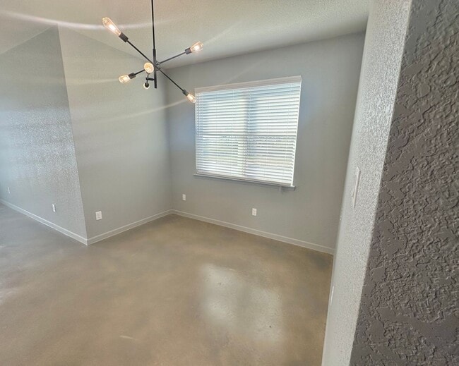 Building Photo - AVAILABLE NOW!