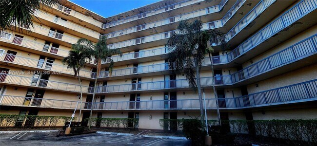 Building Photo - 3301 N Country Club Dr
