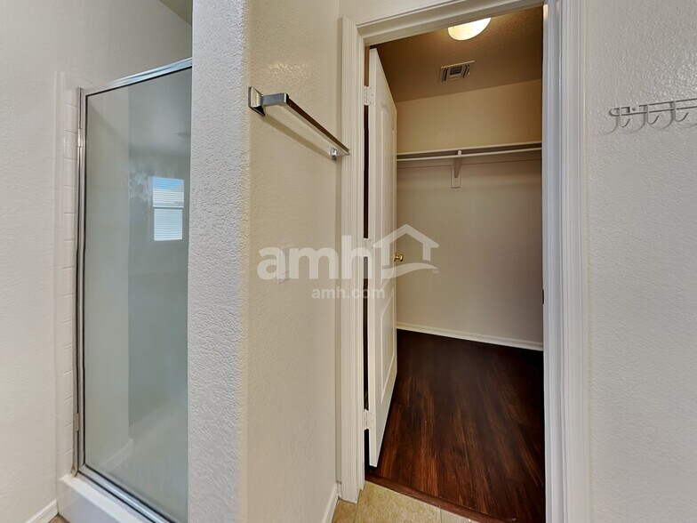 Building Photo - 2992 W Belle Ave