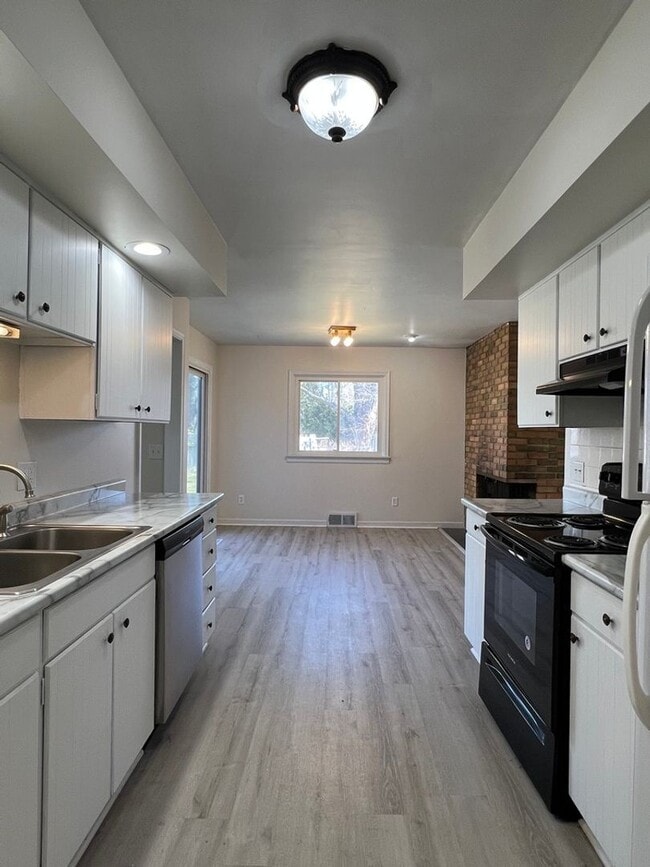 Building Photo - Spacious 2-BDR 2-BTH Duplex w/ Basement, G...