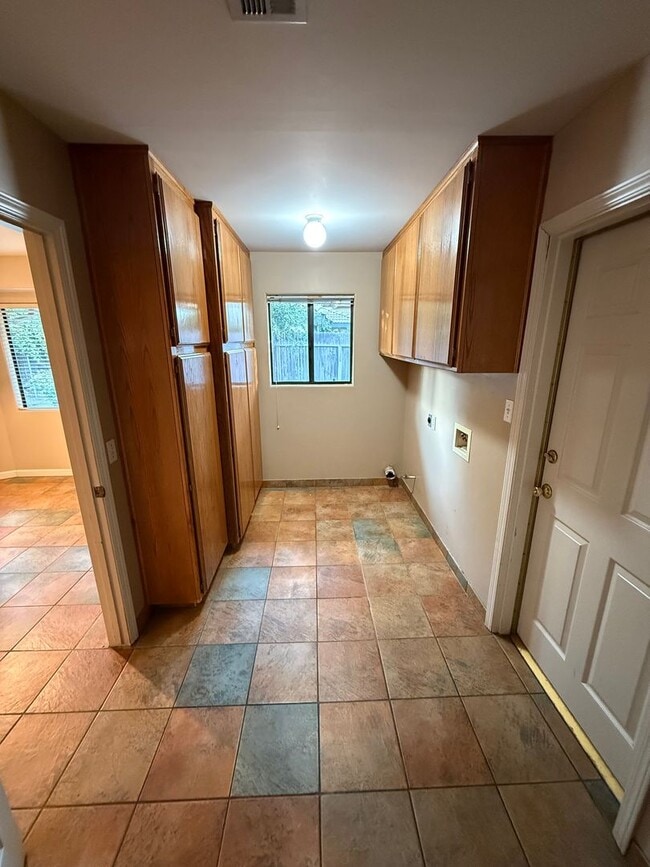 Building Photo - Charming 3-Bedroom Home in North Campus Park