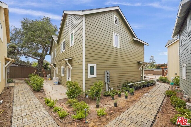 Building Photo - 1317 Punta Gorda St