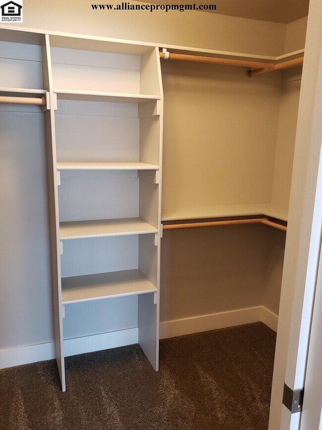 Building Photo - Beautiful Large 4bd/2.5ba 2332sqft home in The Lakes Subdivision