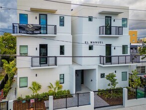 Building Photo - 530 SW 11th Ave