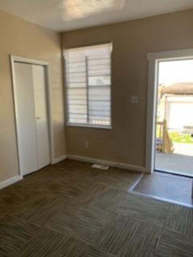 Building Photo - Oakland 2 Bedroom 1 bath house convenient ...