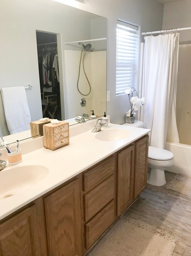 Building Photo - 3 bedroom, 2 bath townhome, end unit, grea...