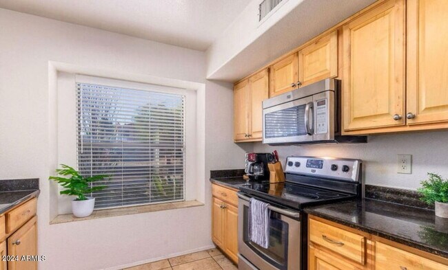Building Photo - 8813 E Charter Oak Dr