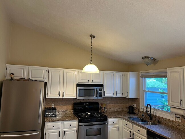 Building Photo - 331 Beachwood Dr