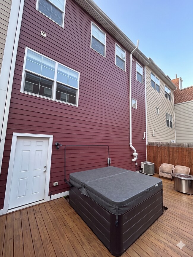 Building Photo - Modern  North Side Townhome with Garage/Central Air