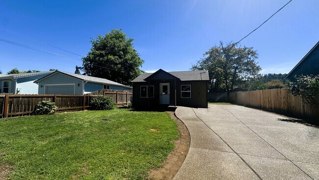 Building Photo - Cute 2 Bedroom House in Myrtle Creek!