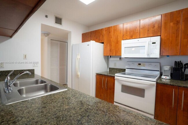 Building Photo - 1200 Brickell Bay Dr
