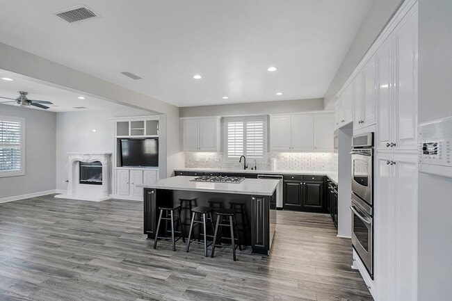 Building Photo - Gorgeous 5 Bedroom Home Behind the Gates i...