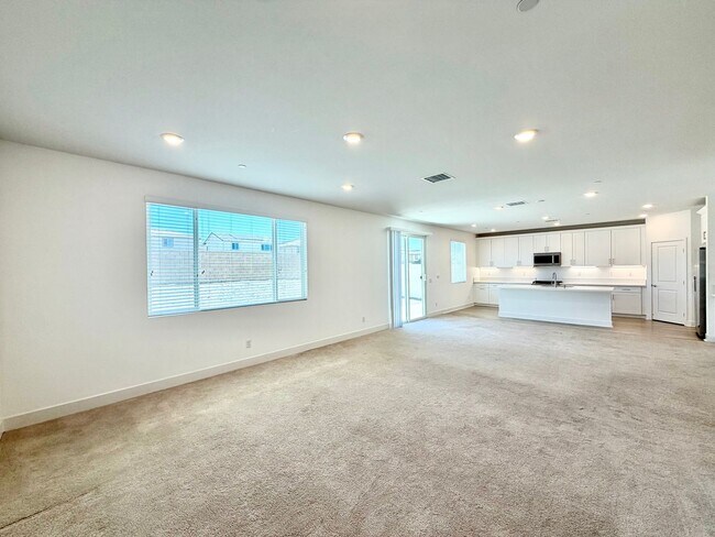 Building Photo - Move-In Ready 5 Bedroom Home with Solar & Large Loft