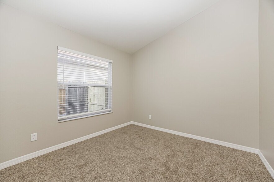 Building Photo - 10805 Kenbrook Dr