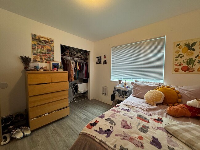 Building Photo - 4 Bedroom 2 Bathroom Duplex - Near WWU