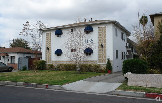 Building Photo - 1435 E Maple St