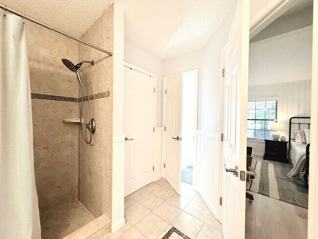 Building Photo - Stylish 4BR Home Minutes from Everything
