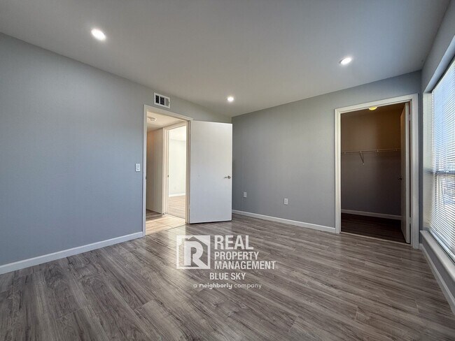 Building Photo - 9481 Highland Oak Dr