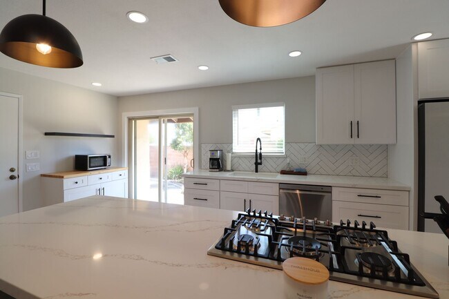 Building Photo - 586 Poppy Ln