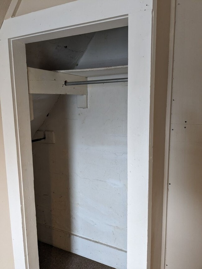 Building Photo - 3 Bed 2 Bath House Near Downtown Belgrade - Dogs Negotiable!