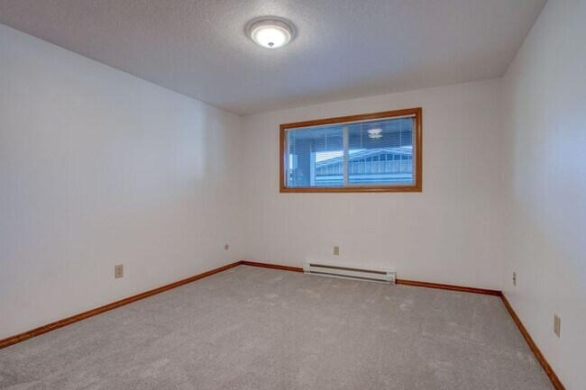 Building Photo - 2 bedroom one bath! Hurry Wont Last!