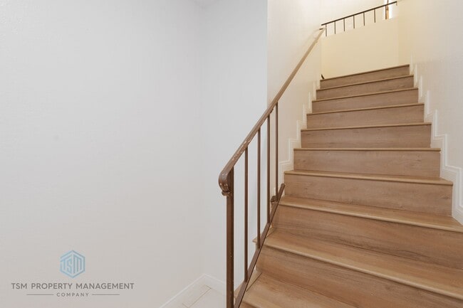 Building Photo - 2 Bed 2 Bath End Unit Townhouse with Amazing View in Rancho Cucamonga!