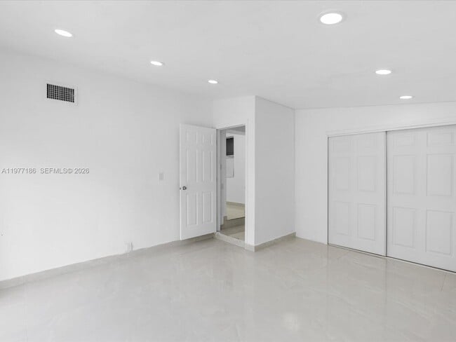 Building Photo - 4331 SW 31st Dr