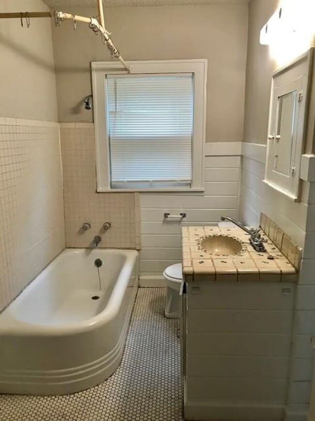 Building Photo - PRELEASING FOR EARLY SEPT! Charming 3 Bed ...