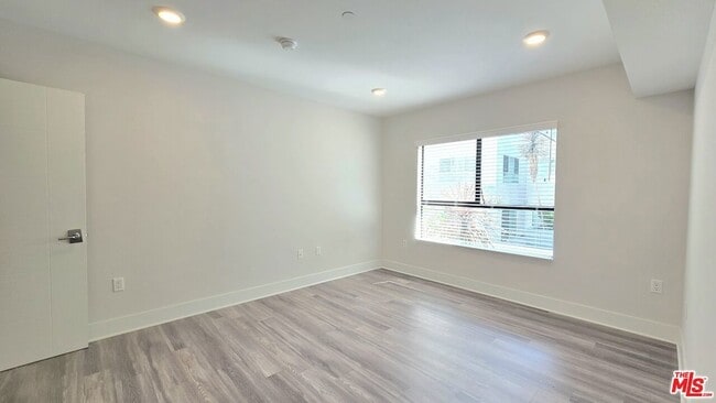 Building Photo - 5030 Rosewood Ave