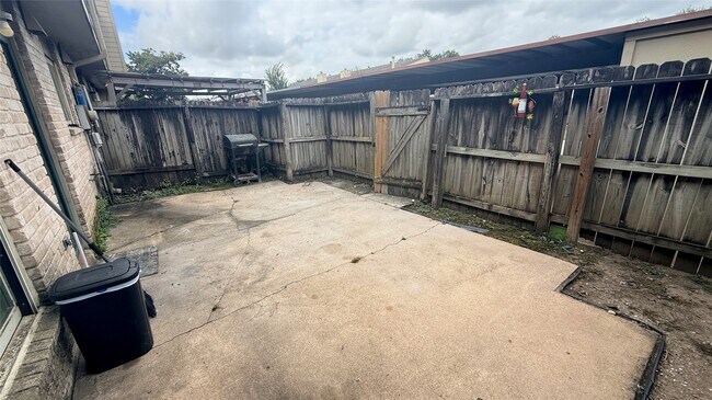 Building Photo - 2155 Hazlitt Dr