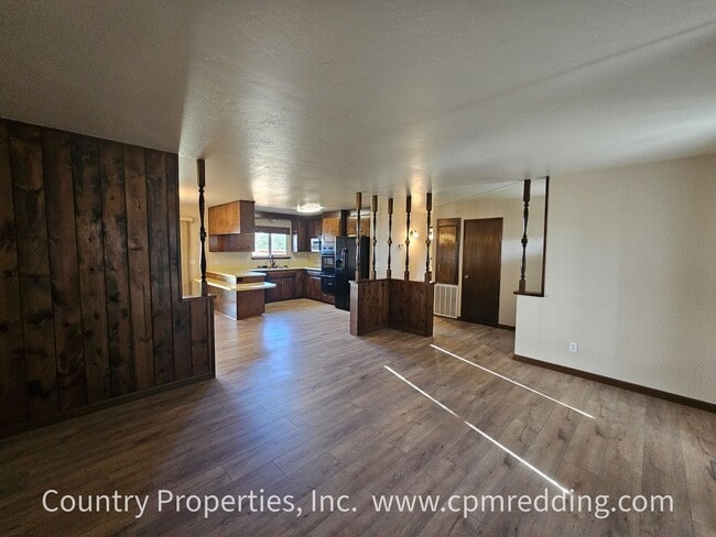 Building Photo - House with Huge Shop in the Heart of Redding Available Now!