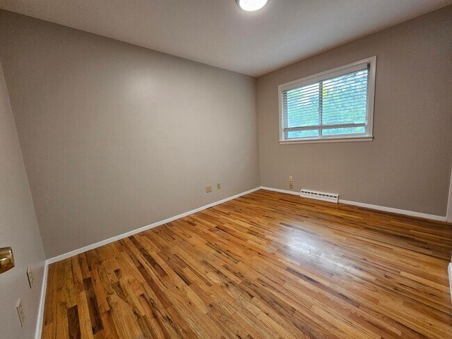 Building Photo - Virginia Village 4 Bed 3 Baths Large Yard Attached Garage Super Spacious!