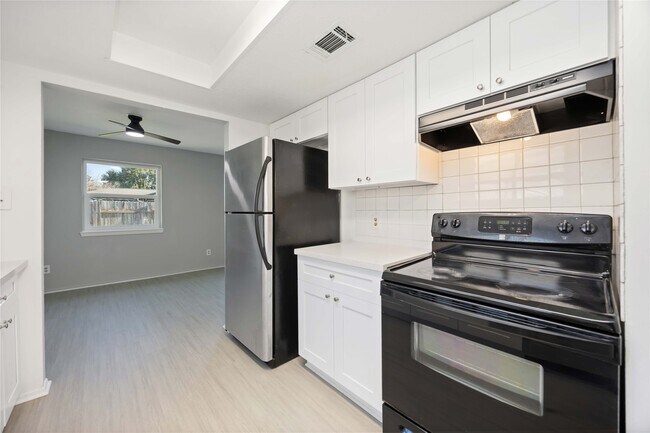 Building Photo - 2302 Green Knoll Dr