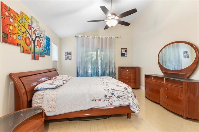 Building Photo - 9210 Oak Grove Cir