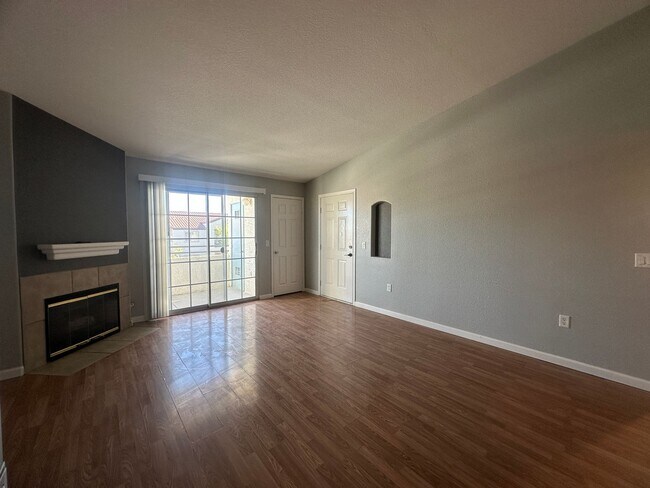 Building Photo - 2 bedroom Condo