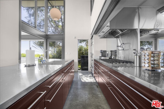 Building Photo - 9892 Beverly Grove Dr